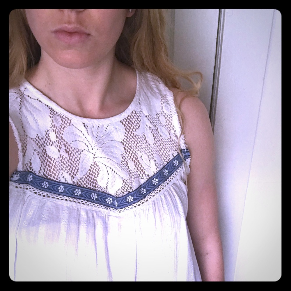 Hippie Laundry Medium top lace neck & slitted back